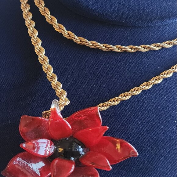Rope Chain Necklace with a red flower with petals glass pendant - Picture 1 of 6